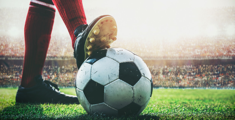 为庆祝美加墨世界杯，与刺客足球鞋融合设计的科8将进行复刻